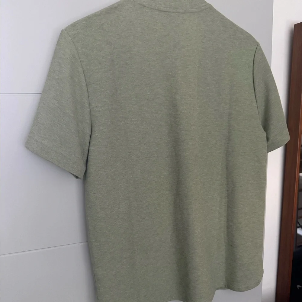 Men's BANANA REPUBLIC Cotton Short Sleeve Henley pullover shirt.